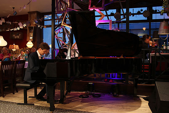 Henri Bonamy sorgte mit zwei Werken von Brahms am Klavier für Begeisterung (©Foto: Martin Schmitz)